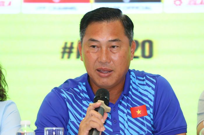 Pelatih Timnas U-20 Vietnam, Hua Hien Vinh, memberikan keterangan dalam konferensi pers jelang melawan Bhutan di Kualifikasi Piala Asia U-20 2025.