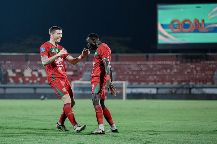 Striker Persebaya Surabaya, Flavio Silva, melakukan selebrasi setelah mencetak gol ke gawang PSBS Biak, Minggu (22/9/2024).