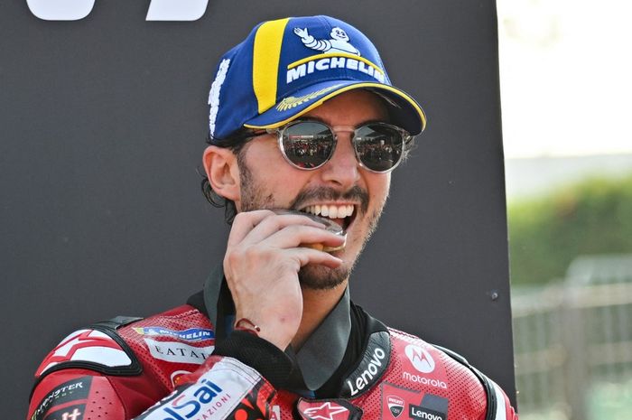 Pembalap Ducati, Francesco Bagnaia, di podium pertama sprint race MotoGP Emilia Romagna 2024 di Sirkuit Misano, Sabtu (21/9/2024).