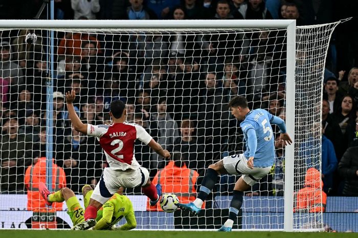 Leandro Trossard dapat kartu kuning kedua kontroversial, Arsenal gagal menang atas Man City karena gol menit akhir yang dicetak John Stones pada duel Liga Inggris di Etihad Stadium (22/9/2024).