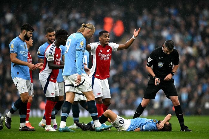 Insiden pelanggaran Leandro Trossard kepada Bernardo Silva (bawah) dalam duel Man City vs Arsenal pada lanjutan Liga Inggris di Etihad Stadium (22/9/2024).