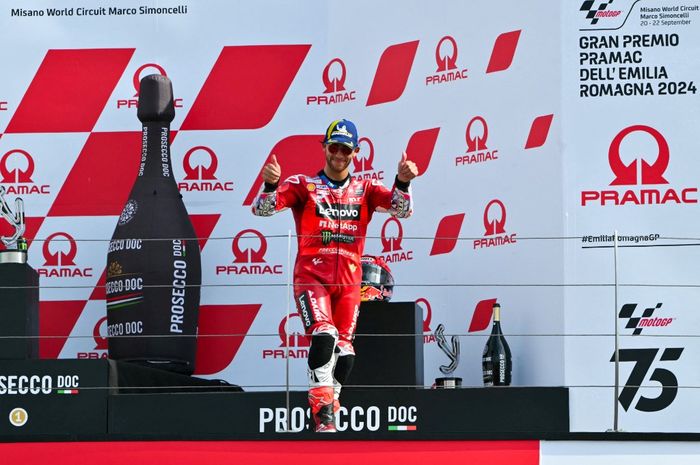 Pembalap Ducati, Enea Bastianini, melakukan selebrasi di podium juara MotoGP Emilia Romagna 2024 di Sirkuit Misano, Minggu (22/9/2024).