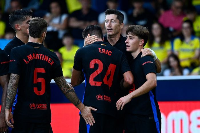 Striker Barcelona, Robert Lewandowski (dua dari kanan), merayakan gol ke gawang Villarreal pada laga pekan ke-6 Liga Spanyol di Stadion El Madrigal, Minggu (22/9/2024).