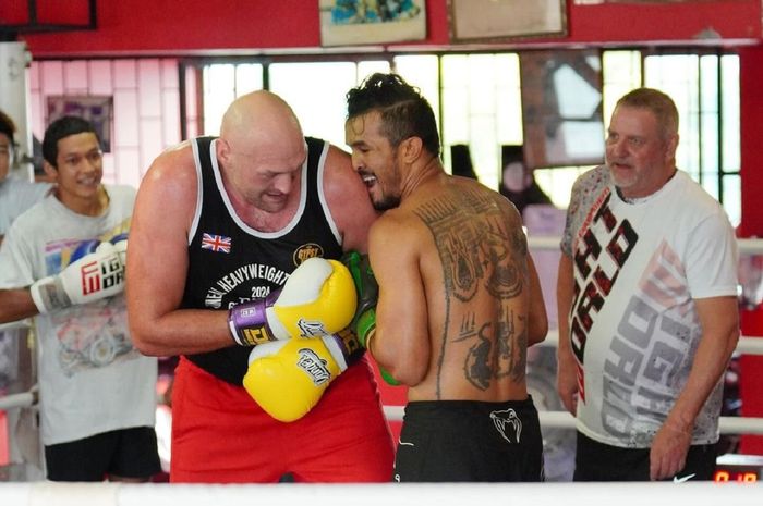 Sinsamut Klinmee (kanan) melakukan sparring dengan Tyson Fury di Thailand. 