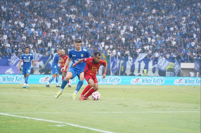 Suasana pertandingan antara Persib Bandung melawan Persija Jakarta, Senin (23/9/2024).