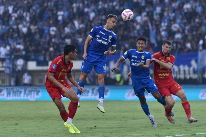 Suasana pertandingan antara Persib Bandung melawan Persija Jakarta, Senin (23/9/2024).