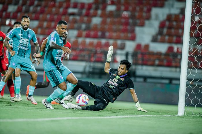 Aksi Andhika Ramadhani saat mengawal gawang Persebaya dalam lanjutan pekan keenam Liga 1 2024/2025 kontra PSBS Biak di Stadion Kapten I Wayan Dipta, Gianyar, Minggu (22/9/2024) malam WIB