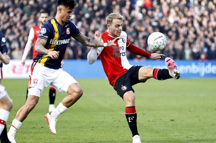 Bek berdarah Indonesia, Mees Hilgers (kiri), saat tampil membela FC Twente menghadapi Feyenoord dalam duel Liga Belanda di Stadion De Kuip, Rotterdam (28/4/2024).