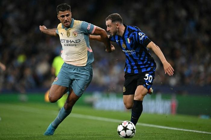 Rodri (kiri) saat memperkuat Manchester City menghadapi Inter Milan di Liga Champions pada Rabu (18/9/2024) di Etihad Stadium.