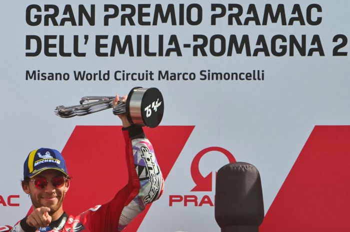 Pembalap Ducati, Enea Bastianini, merayakan podium pertama MotoGP Emilia Romagna 2024 di Sirkuit Emilia Romagna 2024, Minggu (22/9/2024).