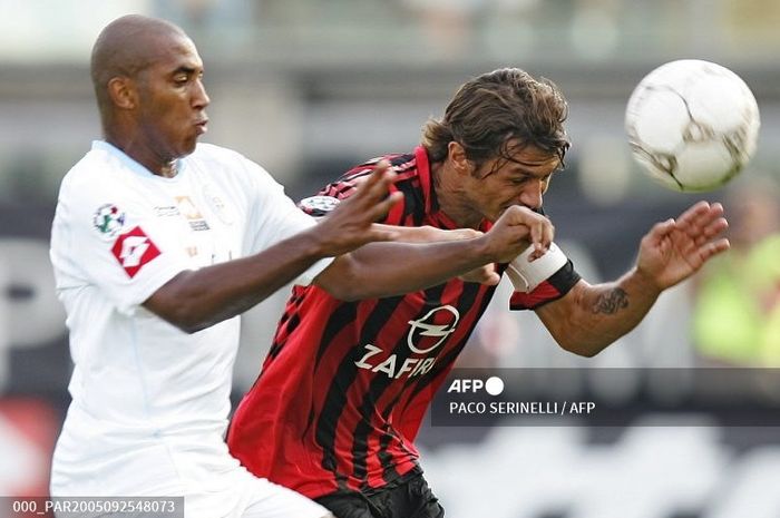 Bek legendaris AC Milan, Paolo Maldini (kanan), mengukir rekor jumlah penampilan terbanyak di Liga Italia setelah tampil dalam laga melawan Treviso pada 25 September 2005.