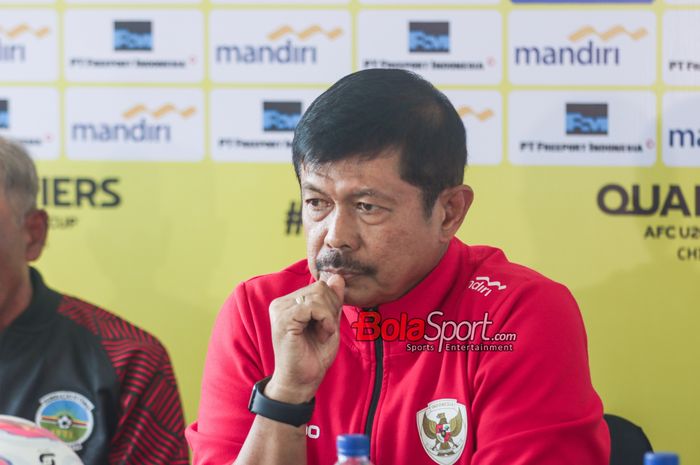 Pelatih timnas U-20 Indonesia, Indra Sjafri, saat hadir dalam sesi jumpa pers di Stadion Madya, Senayan, Jakarta, Selasa (24/9/2024).