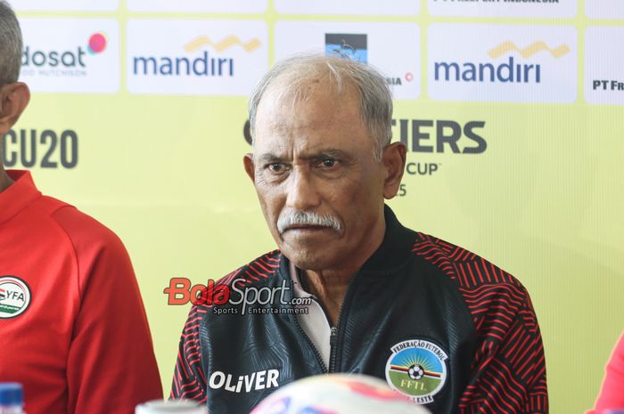 Pelatih timnas U-20 Timor Leste, Gopal Krishnan A S Ramasamy, saat hadir dalam sesi jumpa pers di Stadion Madya, Senayan, Jakarta, Selasa (24/9/2024).