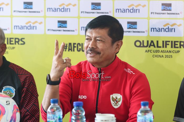 Pelatih timnas U-20 Indonesia, Indra Sjafri, saat hadir dalam sesi jumpa pers di Stadion Madya, Senayan, Jakarta, Selasa (24/9/2024).