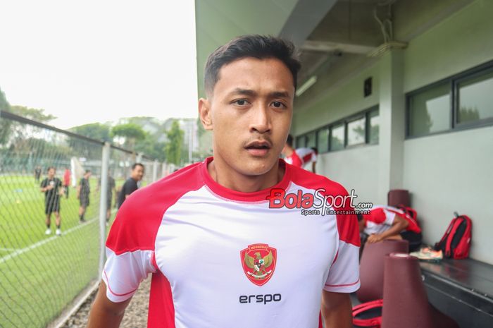 Pemain timnas U-20 Indonesia, Dony Tri Pamungkas, sedang memberikan keterangan kepada awak media di Lapangan A, Senayan, Jakarta, Selasa (24/7/ 2024).