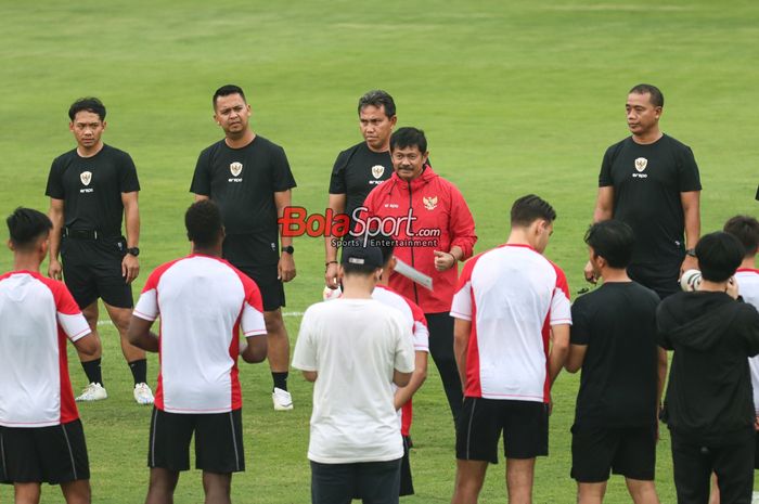 Pelatih timnas U-20 Indonesia, Indra Sjafri (tengah), sedang memberikan intruksi kepada para pemainnya berlatih di Lapangan A, Senayan, Jakarta, Selasa (24/7/ 2024).