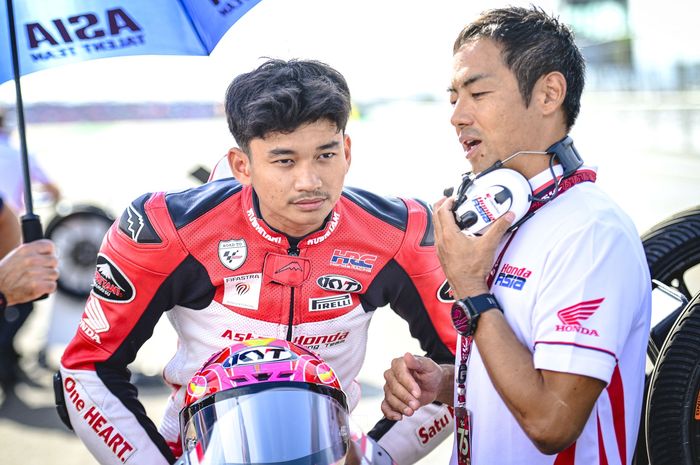 Pembalap wildcard Honda Team Asia, Fadillah Arbi Aditama, berbicara dengan manajer tim Hiroshi Aoyama jelang balapan Moto3 Aragon di Motorland Aragon, Alcaniz, Spanyol, 1 September 2024.