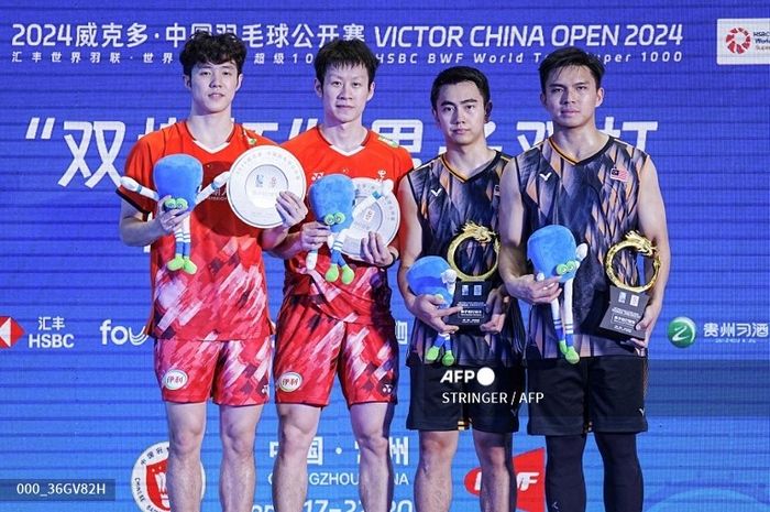 Ganda putra Malaysia, Goh Sze Fei/Nur Izzuddin,dan ganda putra China, He Ji Ting/Rex Xiang Yu berdiri di podium China Open 2024 usai laga final di Changzhou Olympic Sports Center Gymnasium, Changzhou, China, 22 September 2024.