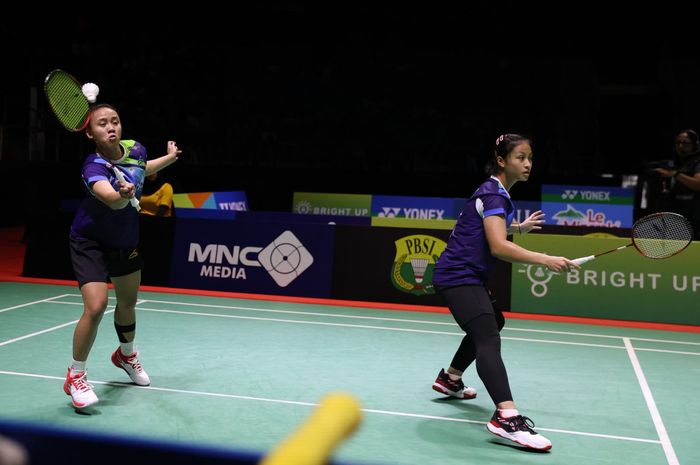 Ganda putri Indonesia, Arlya Nabila Thesa Munggaran/Az Zahra Ditya Ramadhani, saat tampil pada semifinal Indonesia Masters 2024 Super 100 di GOR Remaja Pekanbaru, Riau, Sabtu (31/8/2024).