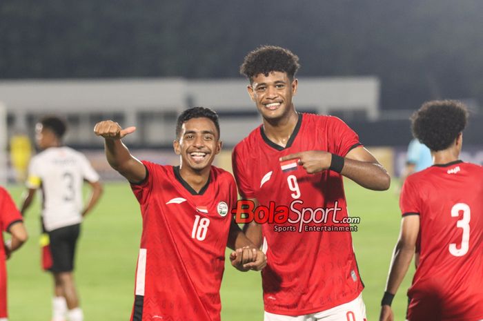 Esam Abdulatef Radman (kiri) sedang merayakan gol timnas U-20 Yaman yang dicetak oleh Abdulaziz Awadh Masnom (kanan) dalam laga Kualifikasi Piala Asia U-20 2025 di Stadion Madya, Senayan, Jakarta, Rabu (25/9/2024).