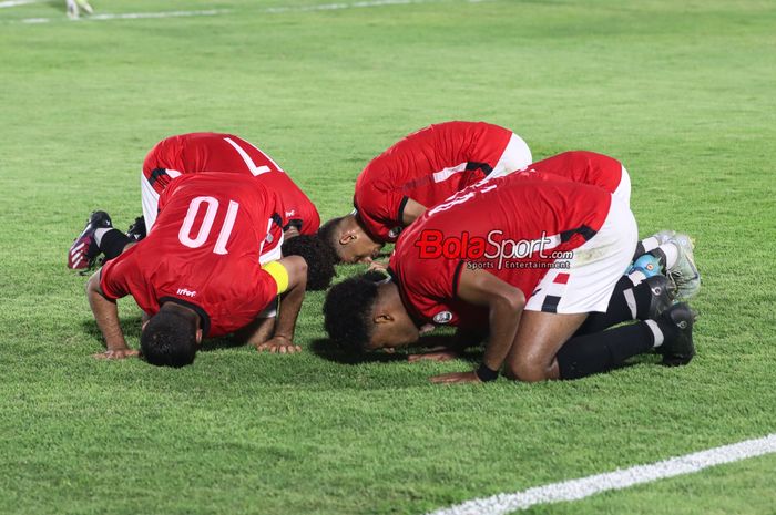 Sejumlah pemain timnas U-20 Yaman sedang merayakan gol dalam laga Kualifikasi Piala Asia U-20 2025 di Stadion Madya, Senayan, Jakarta, Rabu (25/9/2024).