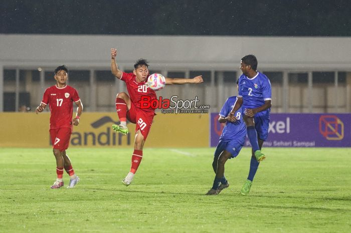 Arlyansyah Abdulmanan (tengah) sedang menguasai bola dalam laga Kualifikasi Piala Asia U-20 2025 antara timnas U-20 Indonesia versus timnas U-20 Maladewa di Stadion Madya, Senayan, Jakarta, Rabu (25/9/2024).