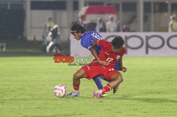 Muhammad Mufli Hidayat (kanan) sedang berebut bola dengan Abdulla Looth Ibrahim (kiri) dalam laga Kualifikasi Piala Asia U-20 2025 antara timnas U-20 Indonesia versus timnas U-20 Maladewa di Stadion Madya, Senayan, Jakarta, Rabu (25/9/2024).