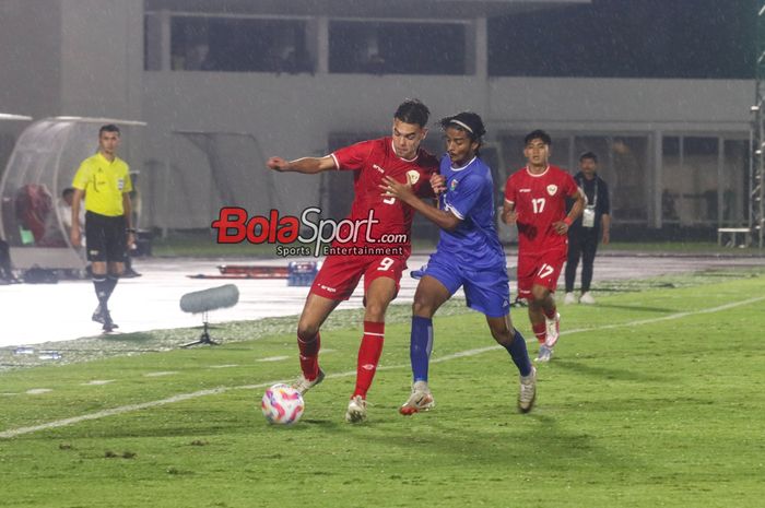 Jens Raven (kiri) sedang menguasai bola dan dibayangi Abdulla Looth Ibrahim (kanan) dalam laga Kualifikasi Piala Asia U-20 2025 antara timnas U-20 Indonesia versus timnas U-20 Maladewa di Stadion Madya, Senayan, Jakarta, Rabu (25/9/2024).