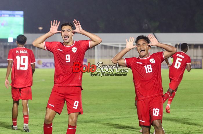 Toni Firmansyah (kanan) sedang merayakan selebrasi golnya bersama Jens Raven (kiri) dalam laga Kualifikasi Piala Asia U-20 2025 antara timnas U-20 Indonesia versus timnas U-20 Maladewa di Stadion Madya, Senayan, Jakarta, Rabu (25/9/2024).