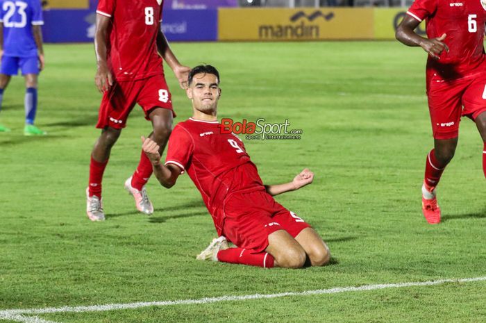 Jens Raven sedang melakukan selebrasi seusai mencetak gol dalam laga Kualifikasi Piala Asia U-20 2025 antara Timnas U-20 Indonesia versus Maladewa di Stadion Madya, Senayan, Jakarta, Rabu (25/9/2024).