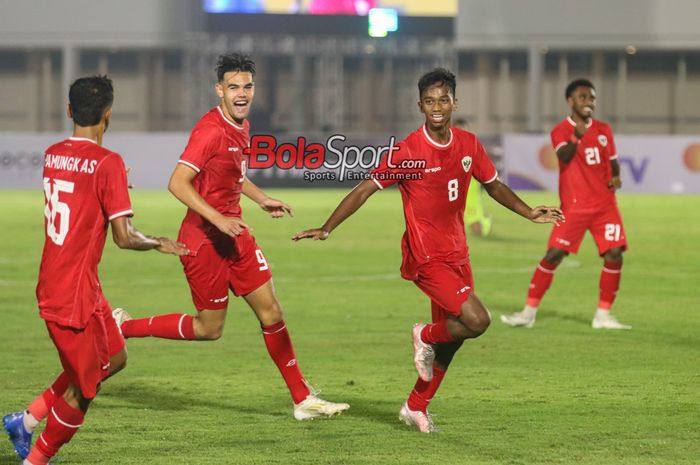 Aditya Warman (kiri) sedang merayakan gol bersama Jens Raven (tengah) dalam laga Kualifikasi Piala Asia U-20 2025 antara timnas U-20 Indonesia versus timnas U-20 Maladewa di Stadion Madya, Senayan, Jakarta, Rabu (25/9/2024).