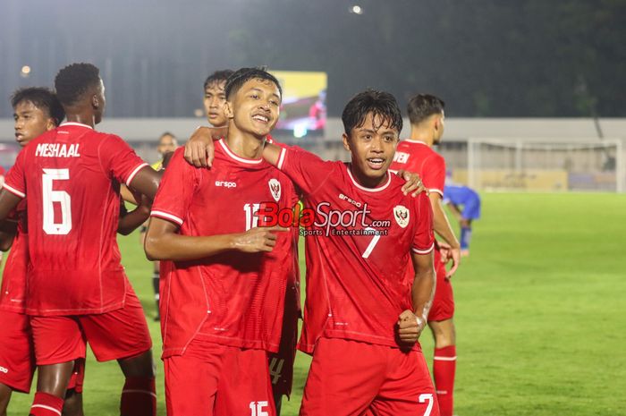 Figo Dennis (kanan) sedang merayakan gol bersama Dony Tri Pamungkas (kiri) dalam laga Kualifikasi Piala Asia U-20 2025 antara timnas U-20 Indonesia versus timnas U-20 Maladewa di Stadion Madya, Senayan, Jakarta, Rabu (25/9/2024).