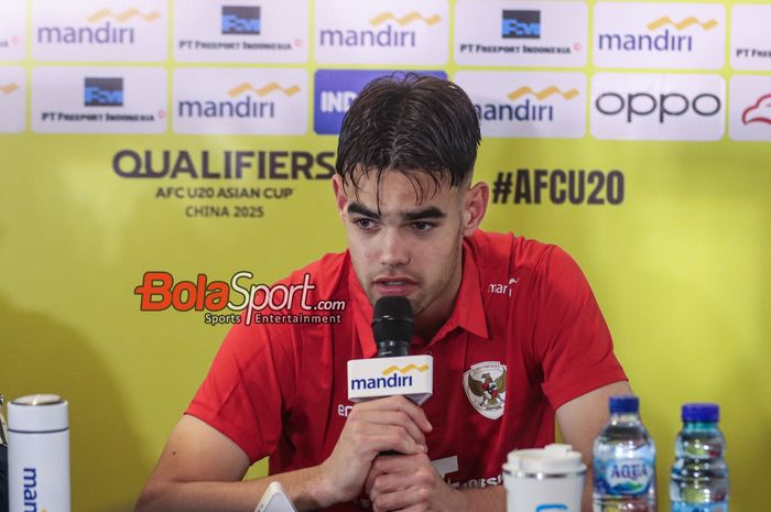 Penyerang timnas U-20 Indonesia, Jens Raven, sedang memberikan keterangan kepada awak media di Stadion Madya, Senayan, Jakarta, Rabu (25/9/2024).