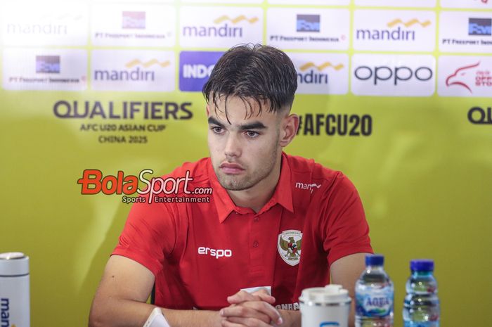 Penyerang timnas U-20 Indonesia, Jens Raven, sedang memberikan keterangan kepada awak media di Stadion Madya, Senayan, Jakarta, Rabu (25/9/2024).