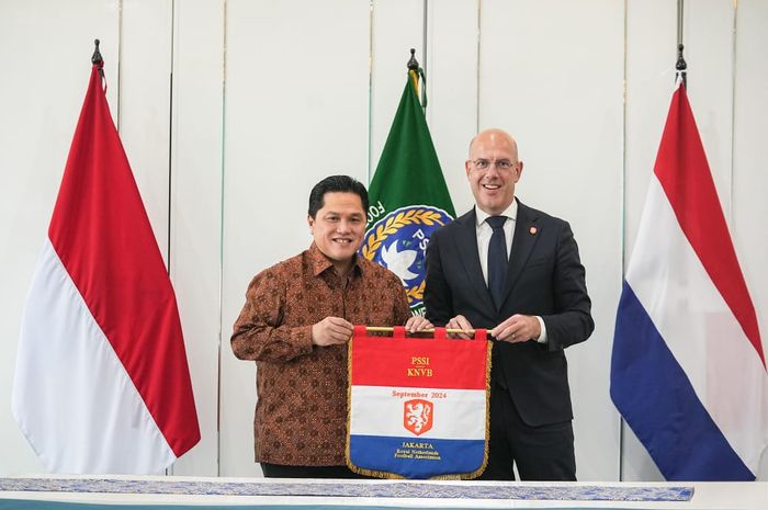 Ketua Umum PSSI Erick Thohir (kiri) bersama Sekertaris Jendral KNVB Gijs de Jong yang resmi menjalani kerjasama, Rabu (25/9/2024).