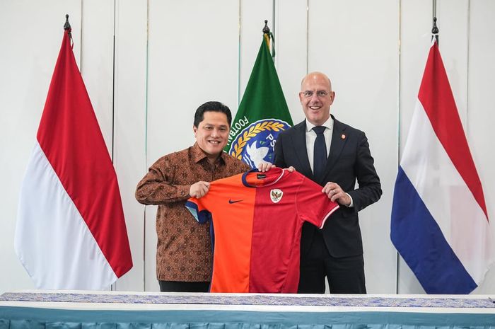 Ketua Umum PSSI Erick Thohir (kiri) bersama Sekertaris Jendral KNVB Gijs de Jong yang resmi menjalani kerjasama, Rabu (25/9/2024).