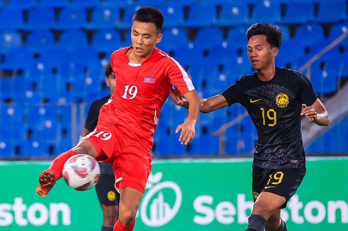 Timnas U-20 Malaysia (hitam) berhadapan dengan Timnas U-20 Korea Utara dalam pertandingan kedua Grup E Kualifikasi Piala Asia U-20 2025.