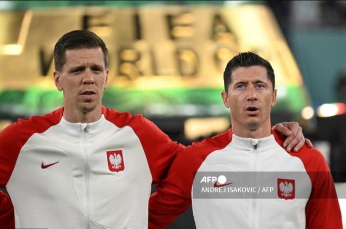 Wojciech Szczesny (kiri) bersama Robert Lewandowski saat membela timnas Polandia. Sudah pensiun, Szczesny dibidik Barcelona sebagai kiper darurat pascacederanya Marc-Andre ter Stegen.