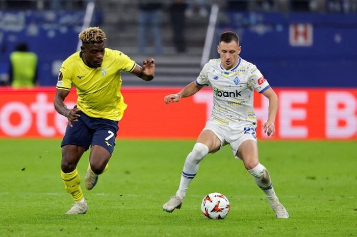 Gelandang Lazio, Fisayo Dele-Bashiru, memperebutkan bola dengan pemain Dynamo Kyiv, Vladyslav Kabayev, dalam laga matchday 1 Liga Europa, Rabu (25/9/2024) di Hamburg.