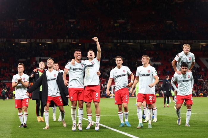 Para pemain FC Twente bereaksi setelah pertandingan Liga Europa melawan Manchester United di Stadion Old Trafford Manchester, Inggris, pada 25 September 2024. Tampak dalam foto Mees Hilgers (5 dari kiri) bersama rekan setimnya.