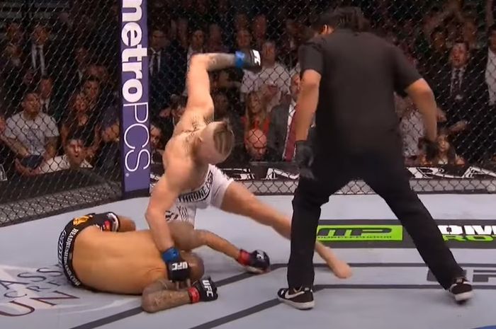Conor McGregor meng-KO Dustin Poirier dalam pertemuan pertama mereka di UFC 178 pada 27 September 2014 di Las Vegas.