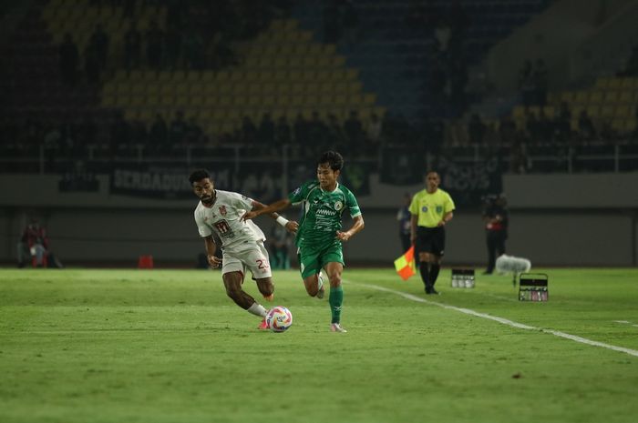 Aksi Yance Sayuri saat turun membela Malut United pada lanjutan pekan ketujuh Liga 1 2024/2025 lawan PSS Sleman di Stadion Manahan, Solo, Kamis (26/9/2024) malam WIB