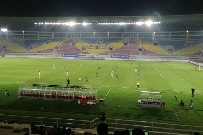 Suasana laga PSS Sleman vs Malut United dalam lanjutan pekan ketujuh Liga 1 2024/2025 di Stadion Manahan, Solo, Kamis (26/9/2024) malam WIB