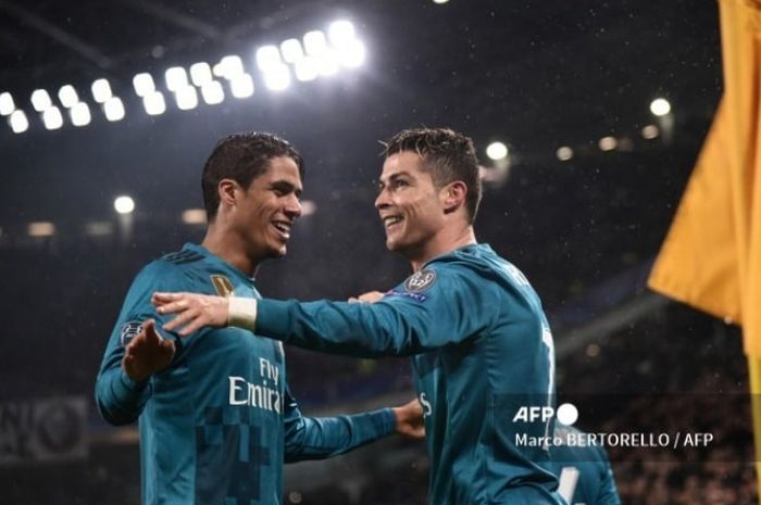 Cristiano Ronaldo (kanan) merayakan gol bersama Raphael Varane saat masih sama-sama membela Real Madrid. Varane mengumumkan pensiun di Como, Rabu (25/9/2024).