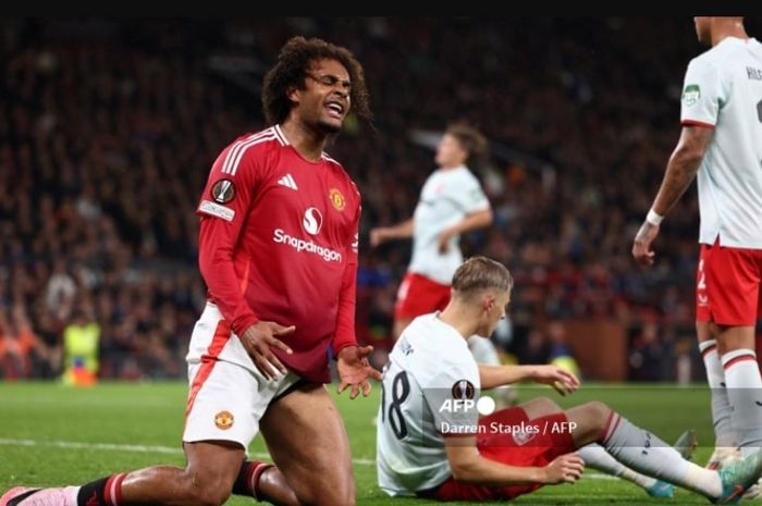 Penyerang Man United, Joshua Zirkzee, dipandang sudah salah langkah dengan menyebrang ke kubu Setan Merah.