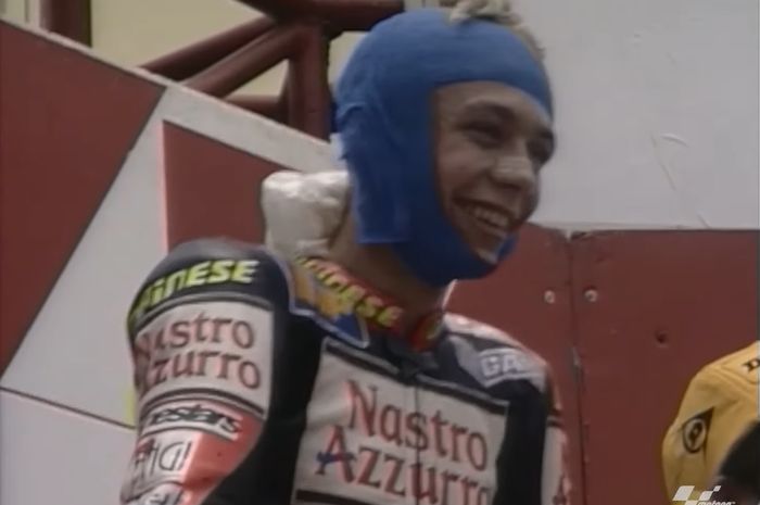 Valentino Rossi berdiri di atas podium setelah memenangi balapan kelas 125cc dari GP Indonesia di Sirkuit Sentul, Bogor, Jawa Barat, 28 September 1997.