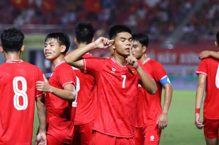 Timnas U-20 Vietnam berhasil memetik kemenangan 3-0 atas Guam dalam pertandingan kedua Grup A Kualifikasi Piala Asia U-20 2025.