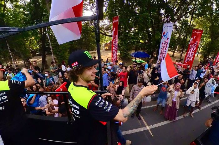 Pembalap Pertamina Enduro VR46, Marco Bezzecchi saat mengikuti MotoGP Riders Parade jelang MotoGP Indonesia 2024, di Kota Mataram, Lombok, Nusa Tenggara Barat, Rabu (25/9/2024).