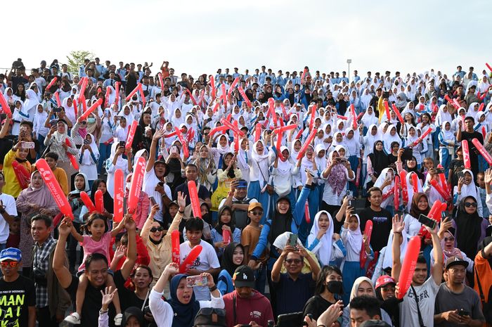 Ribuan penggemar menghadiri Parade Pembalap jelang MotoGP Indonesia 2024, di Kota Mataram, Lombok, Nusa Tenggara Barat, Rabu (25/9/2024).