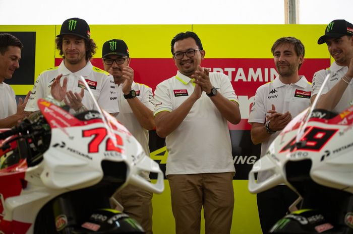 Skuad Pertamina Enduro VR46 dalam peluncuran livery khusus bernuansa Merah Putih untuk MotoGP Indonesia 2024 di Lombok, NTB, Kamis (26/9/2024).